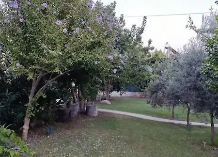 Apartment With Access To A Large Garden Near